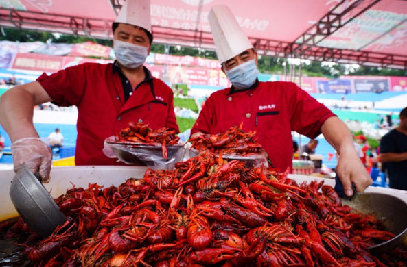 Китайцы съели 35 тонн членистоногих на фестивале раков