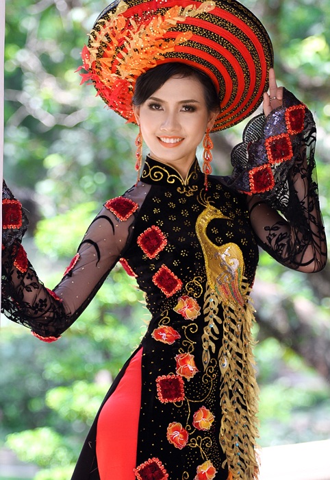 красивая вьетнамка Phan Thi Mo в аозай. Фото