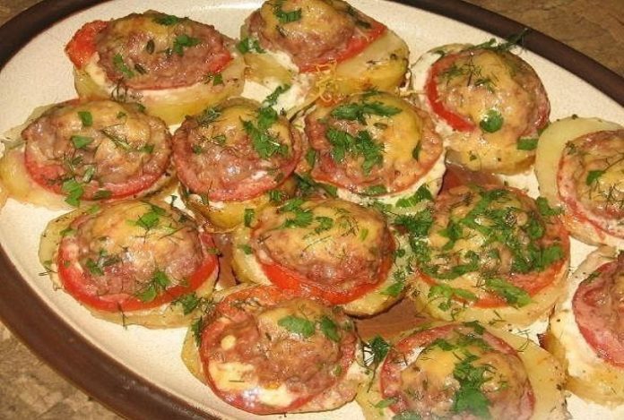 Оригинальный и сытный ужин — Картофель, запеченный с мясом и помидорами