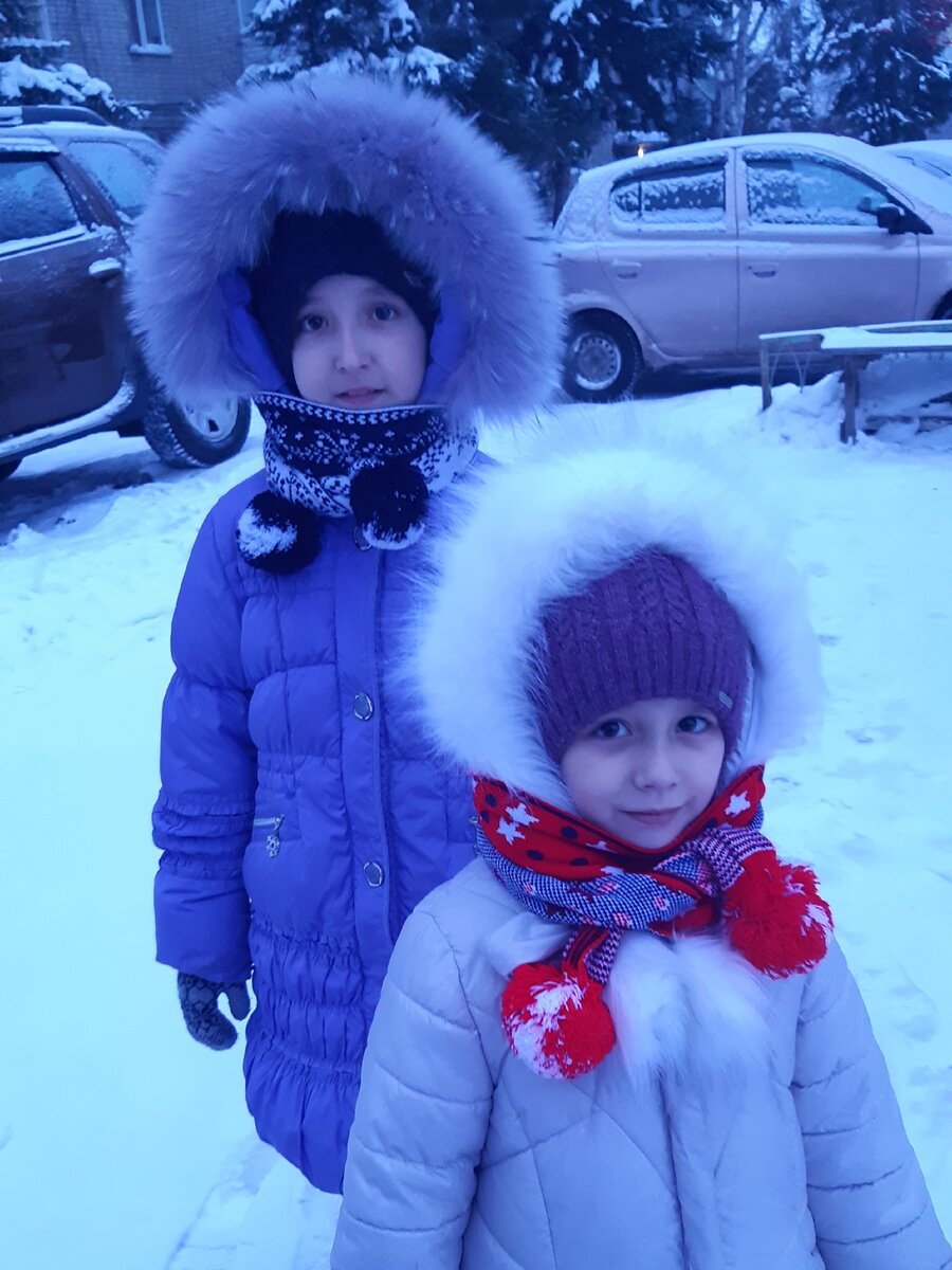 Фото из личного архива: сегодня идём в бассейн втроём ‐ я с дочками