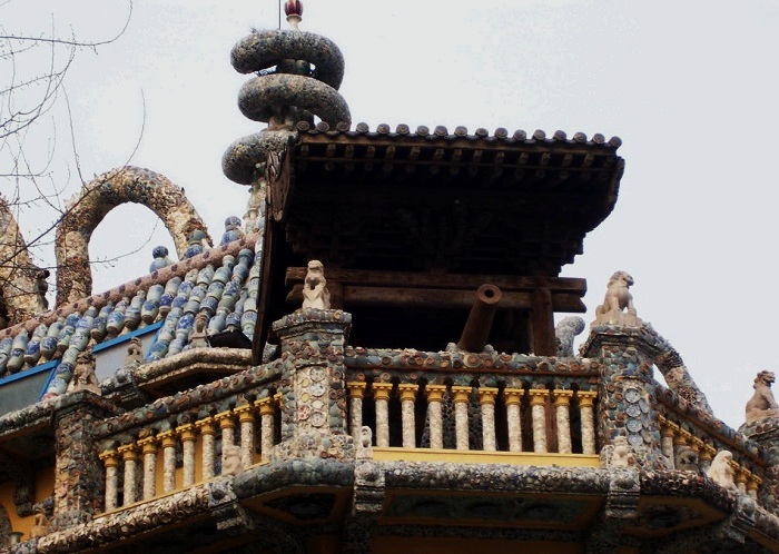 Фасад Фарфорового дома обвивают четыре огромных дракона (Tianjin, Китай).