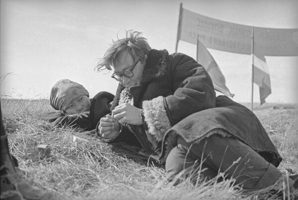 Двое на траве. Всеволод Тарасевич, 1960-е, Архангельская обл., Ненецкий АО, из архива МАММ/МДФ.