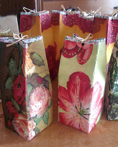 Embalagens tetrpack de suco e leite se transformam em pacotes de presente