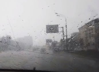 На Москву в 30-градусную жару обрушился мощный град с дождем: в Сети появились фото и видео непогоды