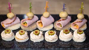 Фото к рецепту: Прикольные бутерброды. Простые и вкусные канапе для праздничного стола Фото к рецепту: Прикольные бутерброды. Простые и вкусные канапе для праздничного стола