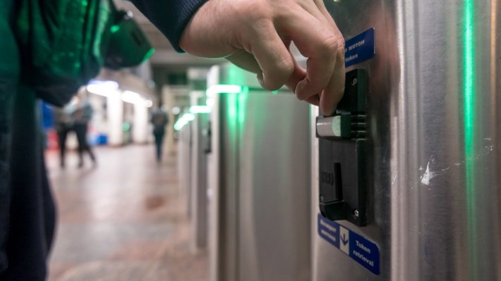 В Петербурге станции метро оснастят новыми турникетами на 53 млн рублей