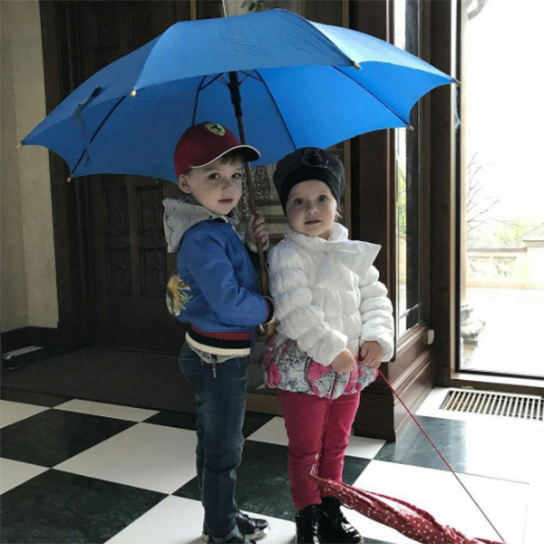 Максим Галкин показал новое фото своих детей Гарри и Лизы с зонтиками