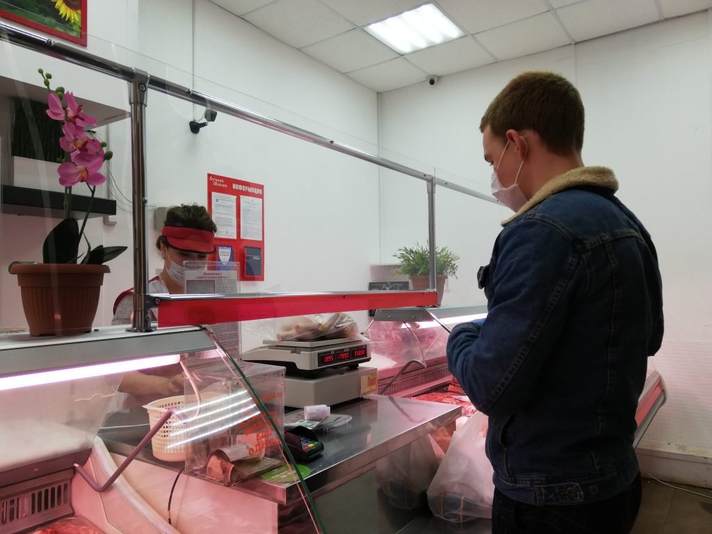 В магазин и аптеку: как волонтеры помогают пожилым москвичам на самоизоляции