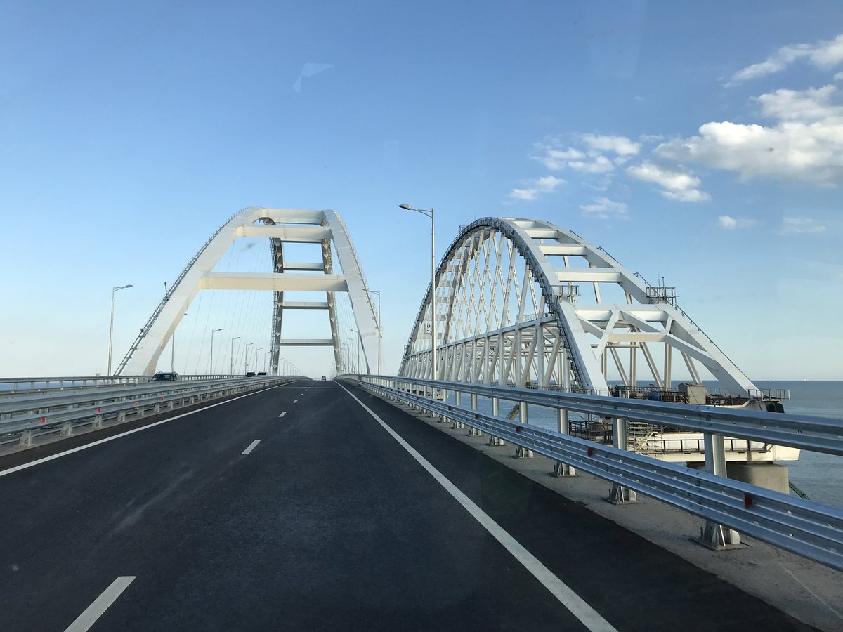Движение по Крымскому мосту остановили Движение по Крымскому мосту остановили