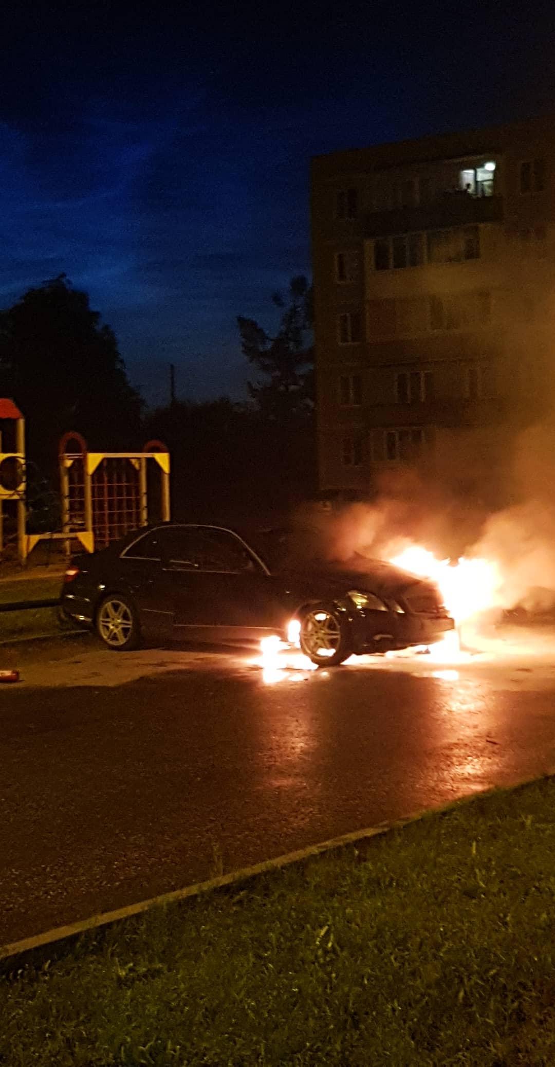 Ночью во дворе дома в Твери горел «Мерседес»