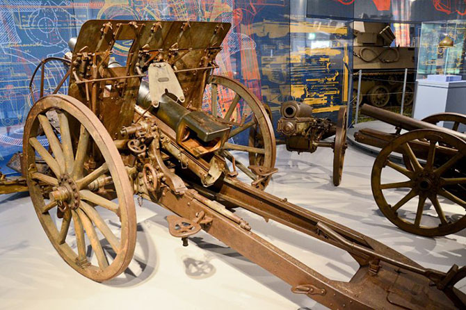 Tour of the exhibition of military innovations of five centuries in Vienna