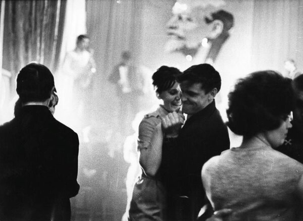 Праздничный вечер. Всеволод Тарасевич, 1965 год, г. Норильск, из архива МАММ/МДФ.