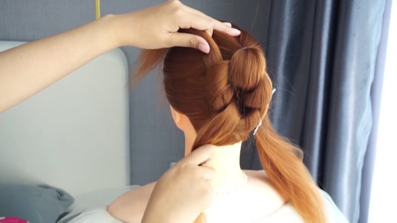 Простая в повторении, но очень красивая причёска из трёх хвостиков Простая в повторении, но очень красивая причёска из трёх хвостиков