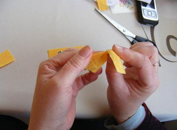 Из гофрированной бумаги можно сделать цветы, которые выглядят как настоящие Из гофрированной бумаги можно сделать цветы, которые выглядят как настоящие