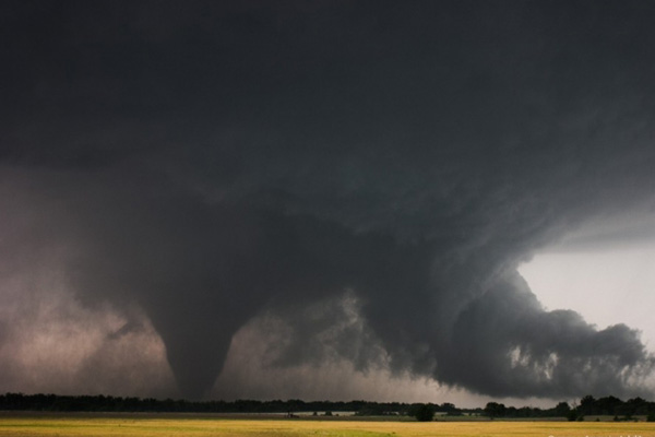 tornado-molniyami-ohotnik-krasivye-fotografii-neobychnye-fotografii