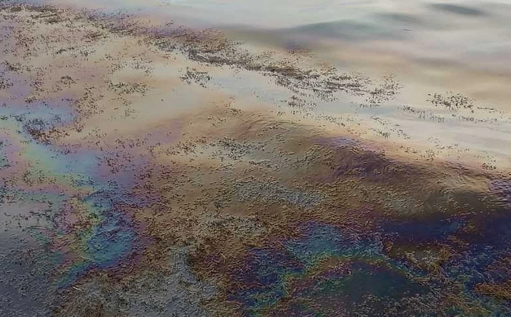 У берегов Керчи замечен разлив нефти