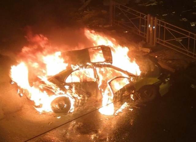 В Санкт-Петербурге на проезжей части сгорел автомобиль