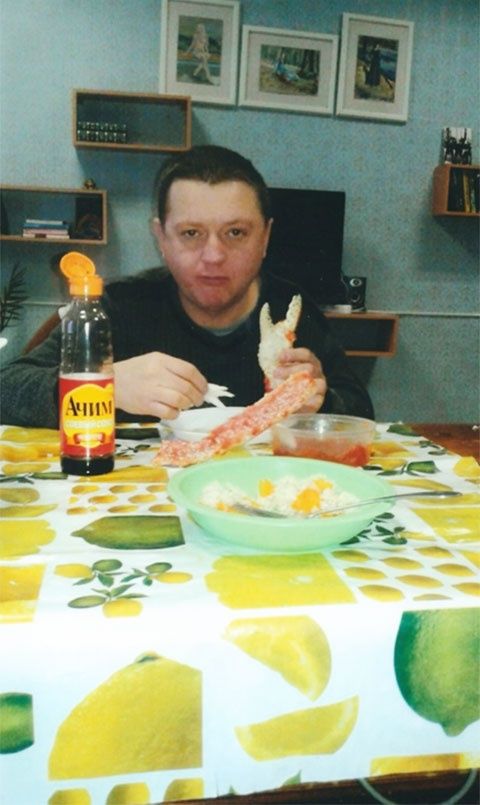 Крабы, красная икра и шашлыки: член банды Сергея Цапка некисло отбывает срок в колонии строгого режима Крабы, красная икра и шашлыки: член банды Сергея Цапка некисло отбывает срок в колонии строгого режима
