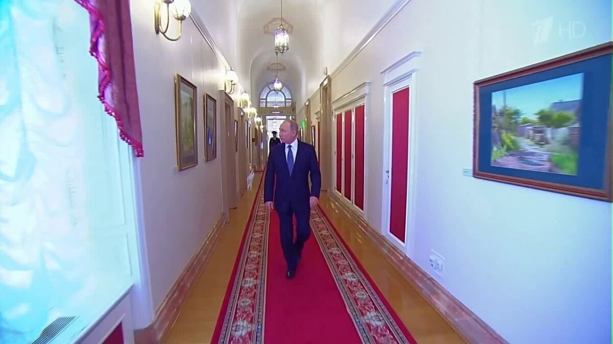 В ПРАВОМ ВЕРХНЕМ УГЛУ ФОТОГРАФИИ ЛОГОТИП ПЕРВОГО КАНАЛА