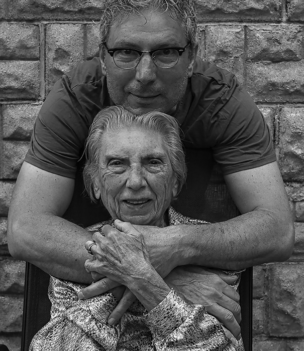 Тони Лучиани (Tony Luciani) с матерью Как сын вернул к жизни 91-летнюю мать, предложив ей стать героиней фотоцикла
