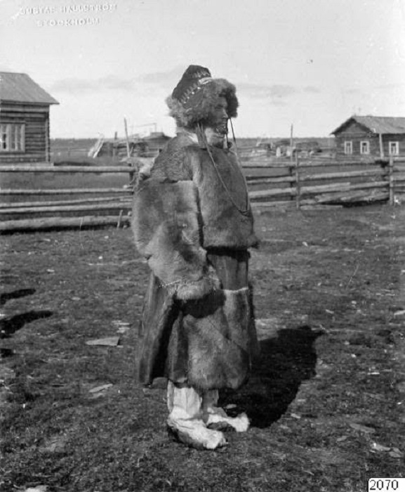 Местный житель в селе Ловозеро, 1910 год. Архангельская губерния. Местный житель в селе Ловозеро, 1910 год. Архангельская губерния.