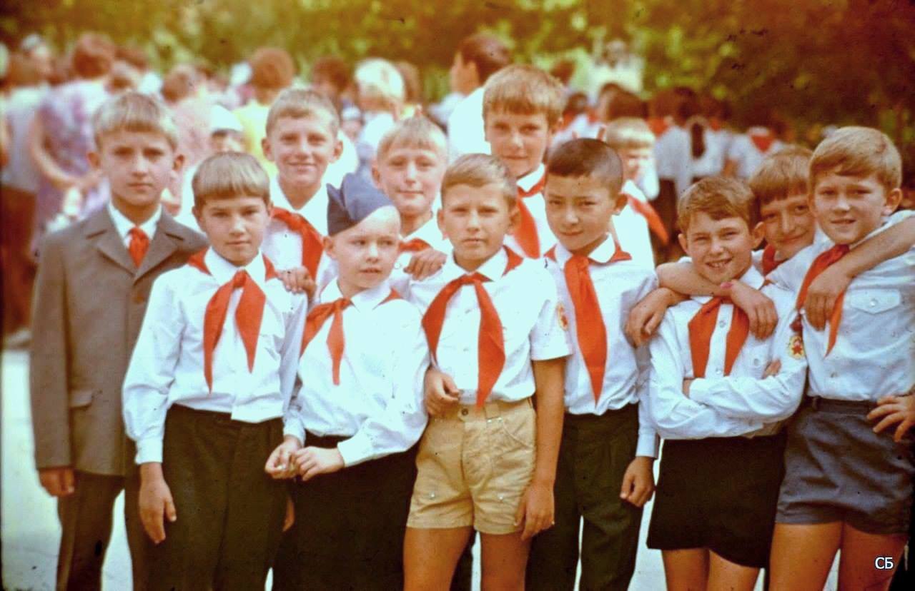 СССР воспитывал настоящих людей, а не потребителей! СССР воспитывал настоящих людей, а не потребителей!