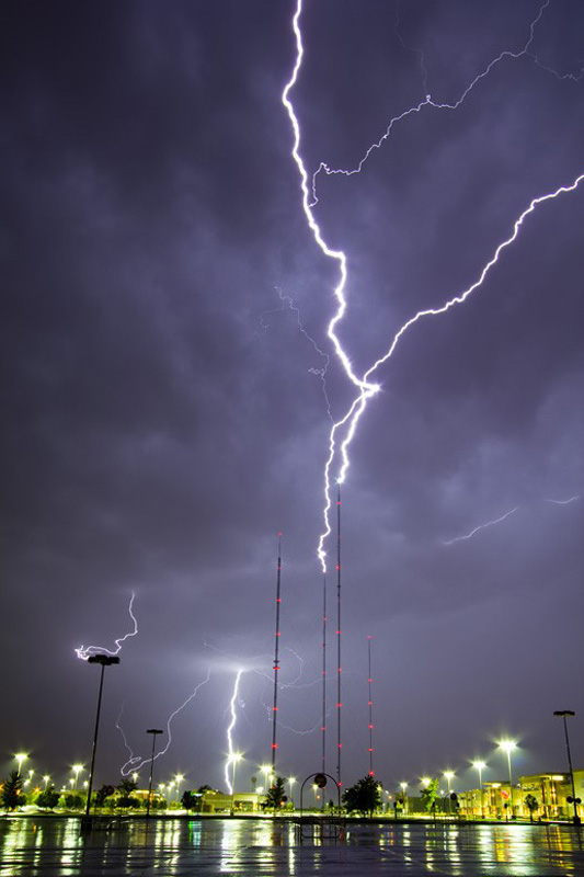 tornado-molniyami-ohotnik-krasivye-fotografii-neobychnye-fotografii