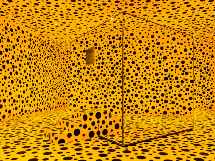 Инсталляция: бесконечность. Автор: Yayoi Kusama. 88-летняя художница пол жизни провела в сумасшедшем доме, а сейчас за её картины платят по 5 млн. долларов