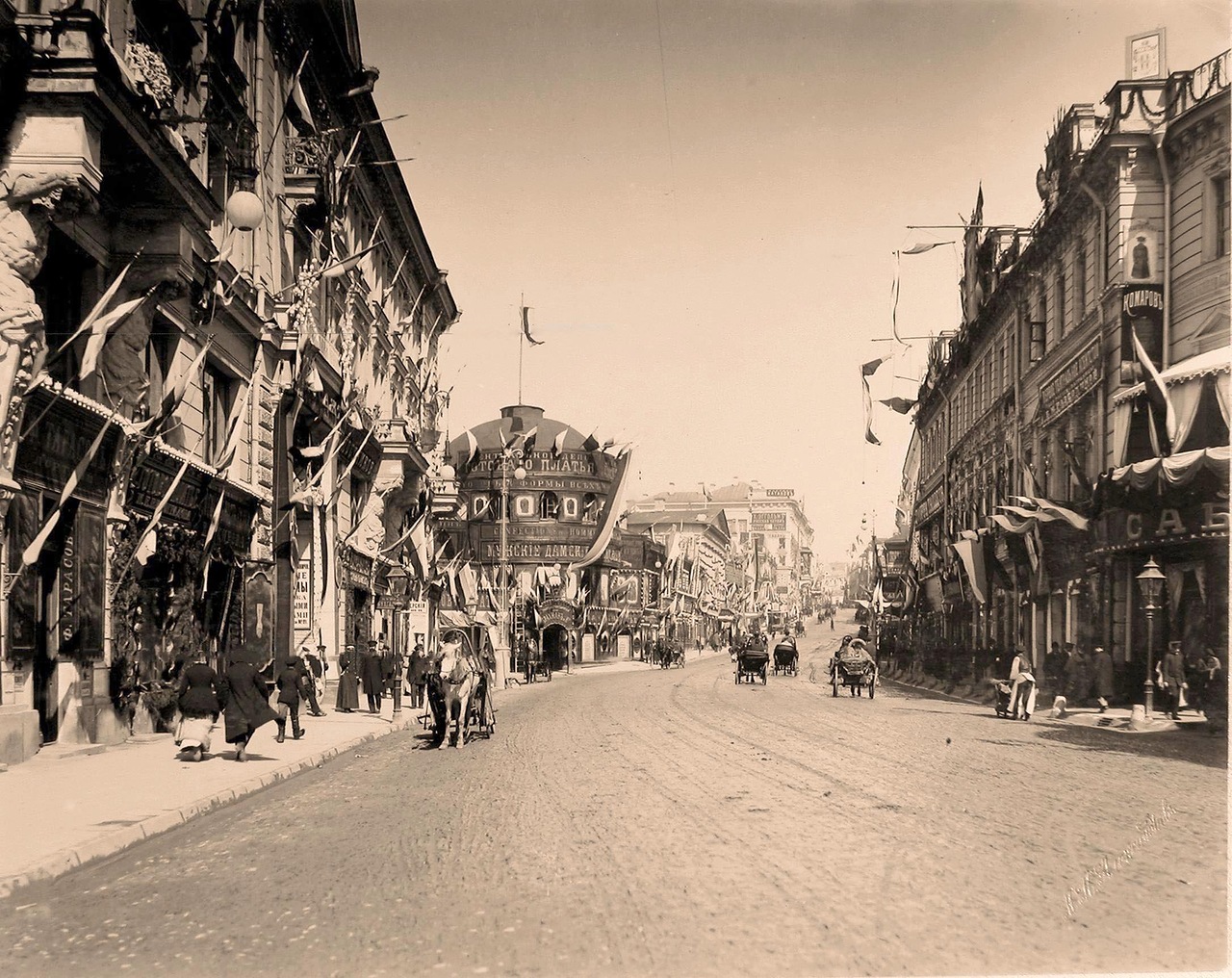 Вид празднично украшенных к торжествам коронации домов на Тверской улице на пересечении с Георгиевским переулком Вид празднично украшенных к торжествам коронации домов на Тверской улице на пересечении с Георгиевским переулком