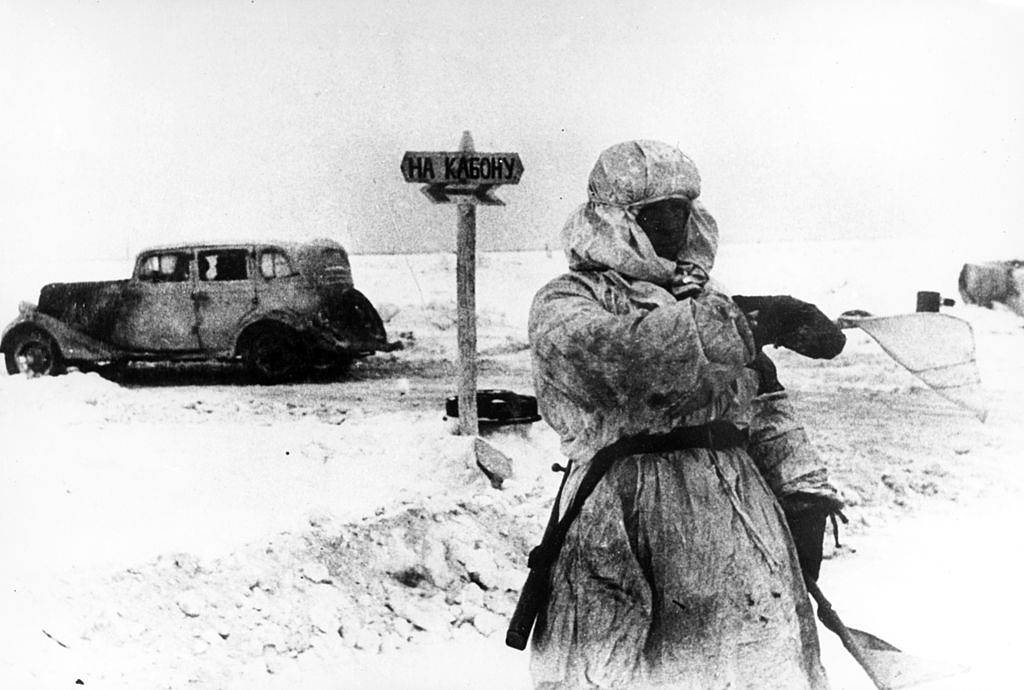Дорога жизни, проложенная по льду Ладожского озера Sovfoto/UIG via Getty Images
