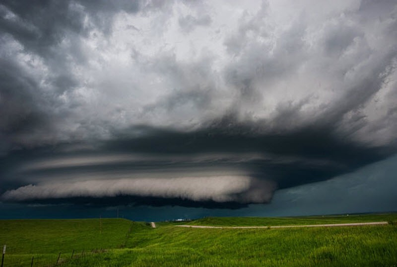 tornado-molniyami-ohotnik-krasivye-fotografii-neobychnye-fotografii