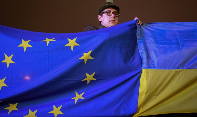 Порошенко просит перенести подписание второй части соглашения с ЕС на неопределенный срок