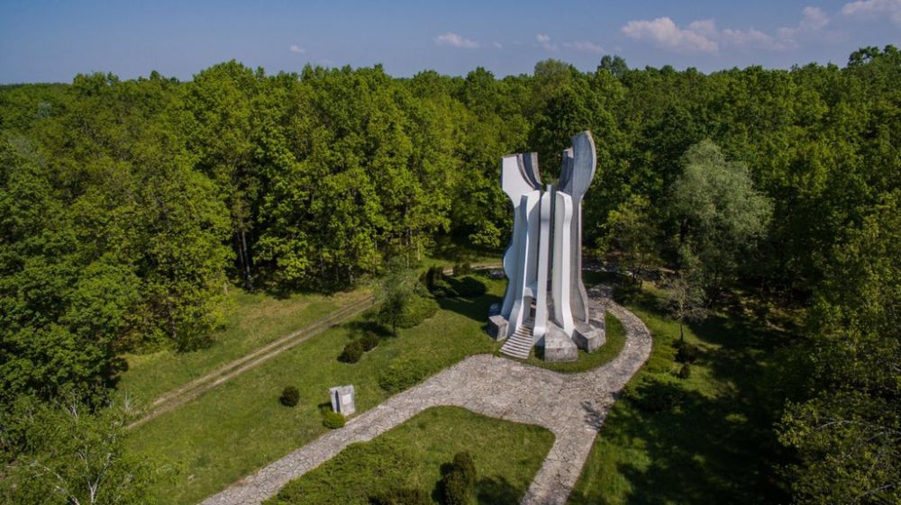 9 эпичных фото заброшенных монументов социалистической Югославии
