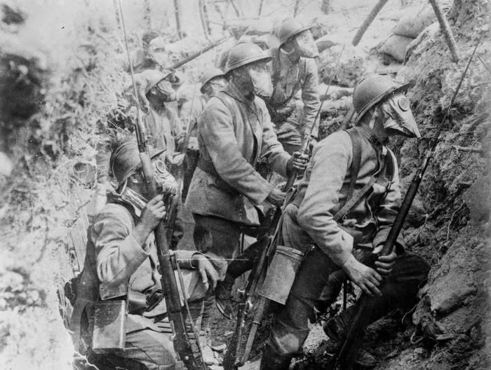 Французские солдаты в противогазах в 1917 году. Французские солдаты в противогазах в 1917 году.