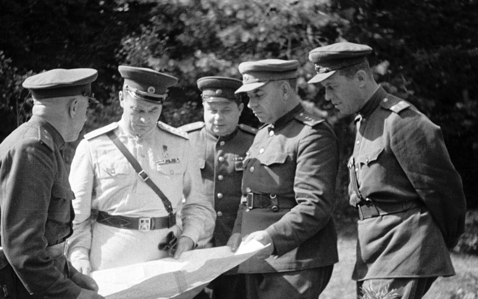 Черняховский (второй слева) со своими боевыми соратниками обсуждает план штурма Вильнюса. Фото: © РИА Новости/Александр Фридлянский