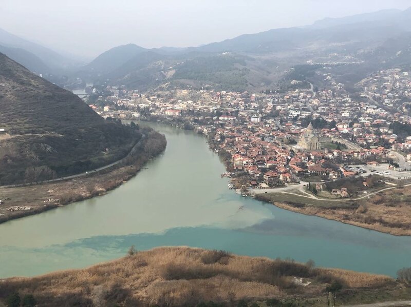 Как выглядит черно-белая река в Грузии, в которой не смешивается вода Как выглядит черно-белая река в Грузии, в которой не смешивается вода в мире, вода, интересно, природный феномен, путешествие, река, фото, цвет