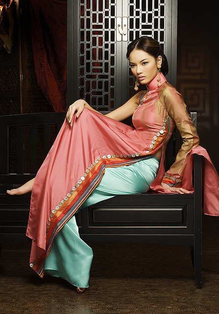 вьетнамская фотомодель Bao Hoa, одетая в аозай