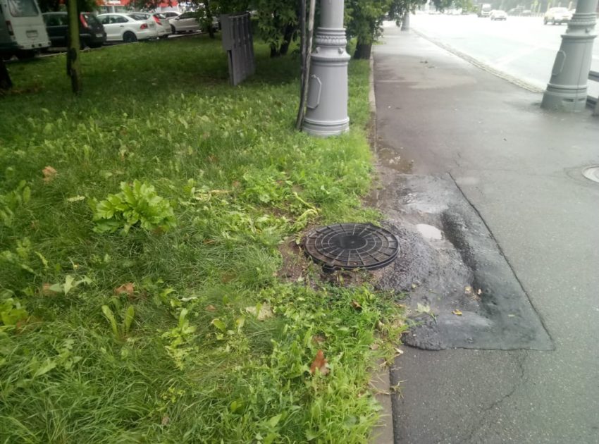 На Ленинградском шоссе починили протекающий открытый люк
