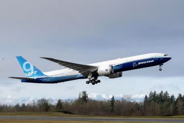 Boeing 777-9 во время первого полёта 25 января 2020 года; взлёт из аэропорта Пейн-Филд (PAE)