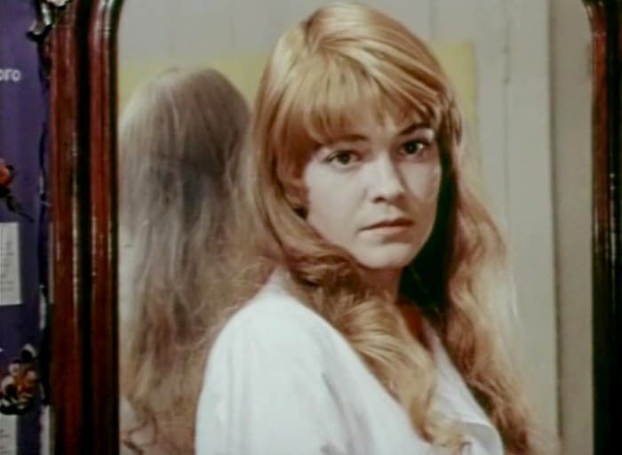 Евгения Сабельникова в фильме *Просто Саша*, 1976 | Фото: kino-teatr.ru Как роман с иностранцем разрушил актерскую карьеру советской актрисы Евгении Сабельниковой