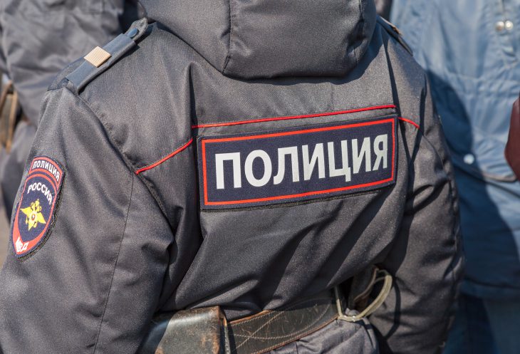 В канун Нового года идём на вечеринку и тут неподалёку останавливается полицейская машина…