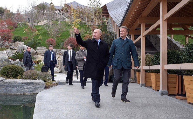 Путин интегрирует Крым в политическую жизнь страны Путин интегрирует Крым в политическую жизнь страны