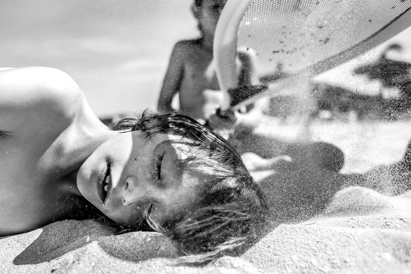 "В мечтах о звездах и небесах" (фото: Ориано Николао, Испания) B&W Child Photo Contest, детство, конкурс, победитель, ребенок, снимок, фотография