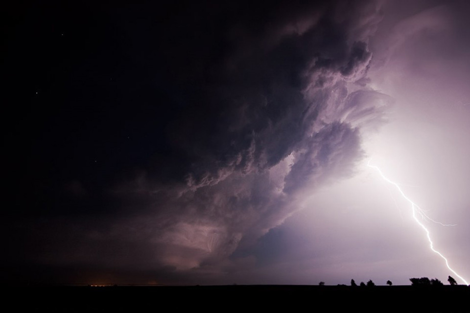 tornado-molniyami-ohotnik-krasivye-fotografii-neobychnye-fotografii