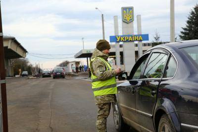 На украинско-словацкой границе в пробках застряли сотни автомобилей На украинско-словацкой границе в пробках застряли сотни автомобилей