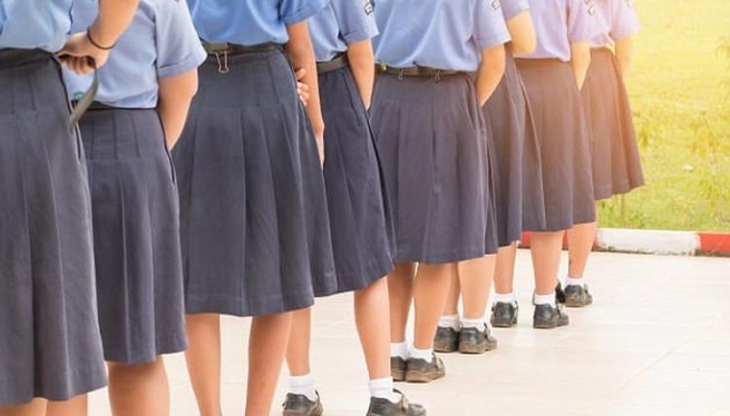 В британской школе мальчикам предложили носить юбки вместо шорт