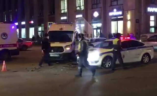 Видео: в Санкт-Петербурге произошло ДТП со скорой помощью