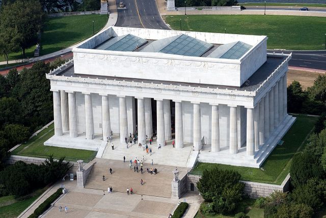 К черту закон: вандалы осквернили мемориал Линкольну в Вашингтоне