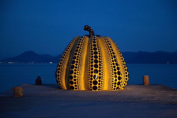 Инсталляция: тыква. Автор: Yayoi Kusama. 88-летняя художница пол жизни провела в сумасшедшем доме, а сейчас за её картины платят по 5 млн. долларов