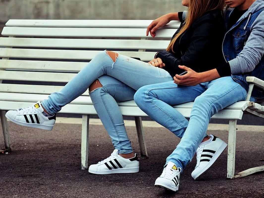 Кому особенно опасно сидеть в позе нога на ногу: хирург Елисеев